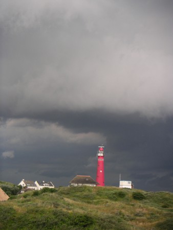 Zicht vanaf de hoge duin, onweer op komst